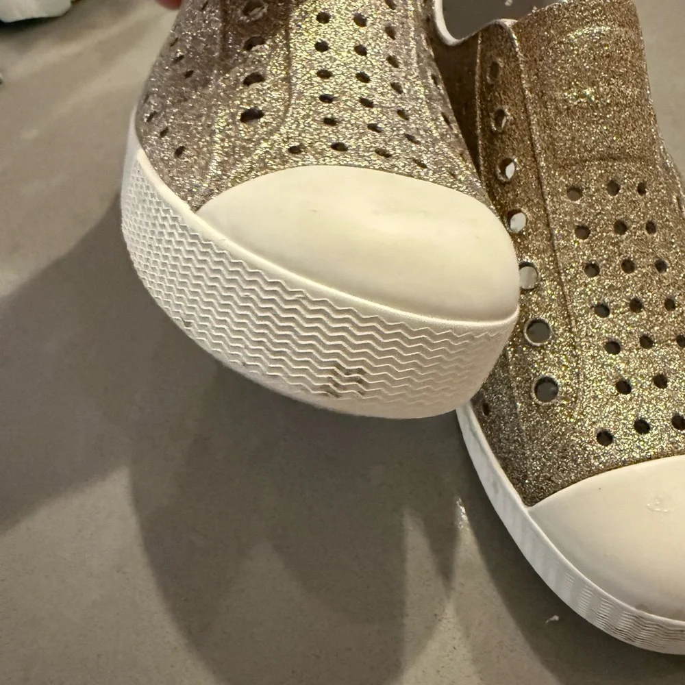 NATIVE Jefferson Bling Slip On l Glittery Silver Water EVA shoes J3 - Picture 5 of 9